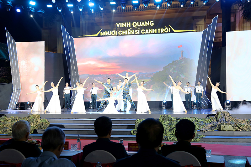 Vinh quang người chiến sĩ canh trời