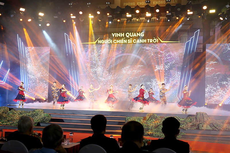 Vinh quang người chiến sĩ canh trời