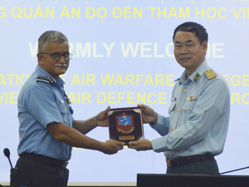 Đoàn cán bộ, học viên Đại học Chiến tranh Không quân Ấn Độ thăm và làm việc tại Học viện Phòng không-Không quân