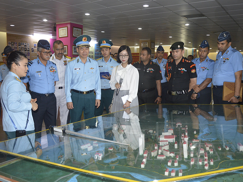 Đoàn cán bộ, học viên Đại học Chiến tranh Không quân Ấn Độ thăm và làm việc tại Học viện Phòng không-Không quân