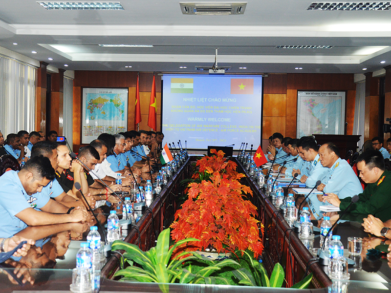 Đoàn cán bộ, học viên Đại học Chiến tranh Không quân Ấn Độ thăm và làm việc tại Học viện Phòng không-Không quân