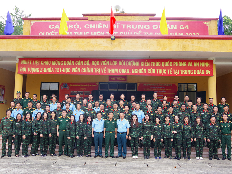 Lớp bồi dưỡng kiến thức quốc phòng và an ninh, đối tượng 2 khóa 121, Học viện Chính trị thăm quan, nghiên cứu thực tế tại Trung đoàn 64