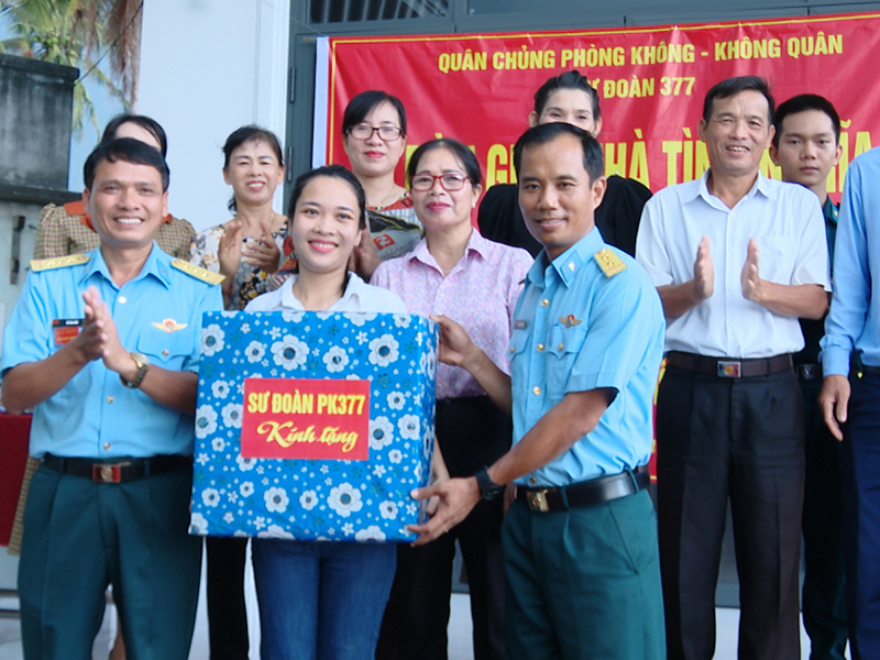 Sư đoàn 377 bàn giao “Nhà tình nghĩa” cho gia đình bà Trần Thị Kim Đính