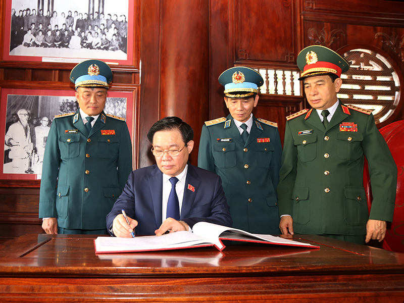 Chủ tịch Quốc hội Vương Đình Huệ dự Lễ kỷ niệm 60 năm Ngày truyền thống Quân chủng Phòng không - Không quân