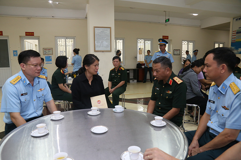 Đoàn công tác của Bộ Quốc phòng thăm hỏi thân nhân gia đình Thượng tá Đỗ Trọng Thanh