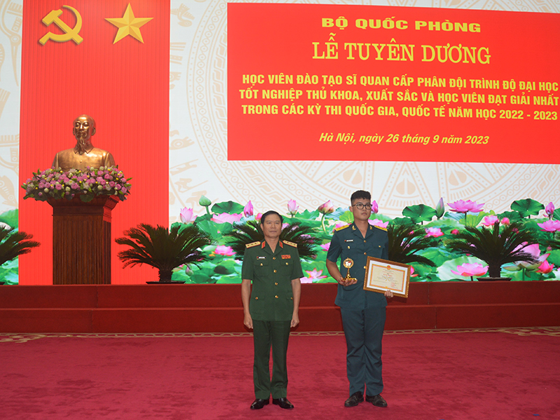 Học viện Phòng không-Không quân có 11 học viên được Bộ Quốc phòng tuyên dương
