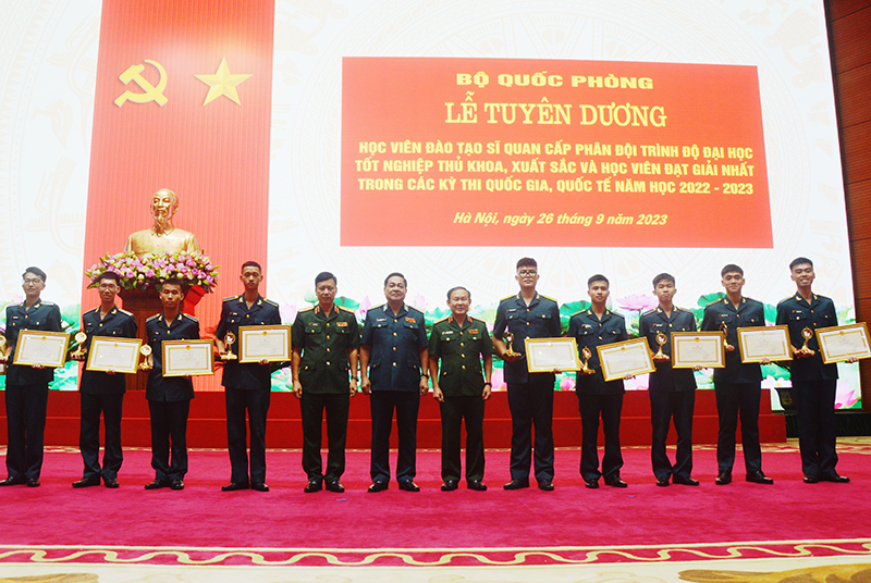 Học viện Phòng không-Không quân có 11 học viên được Bộ Quốc phòng tuyên dương