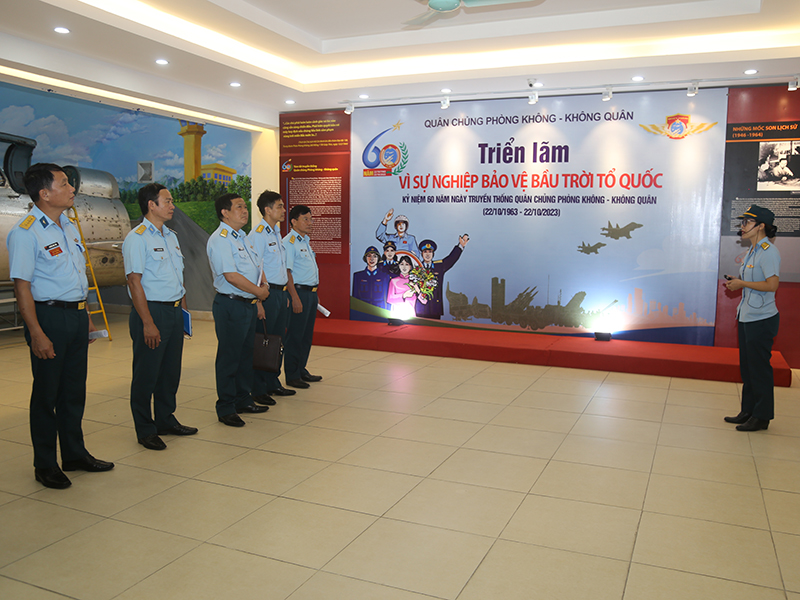 Cục Chính trị kiểm tra công tác chuẩn bị khai mạc Triển lãm chuyên đề “Vì sự nghiệp bảo vệ bầu trời Tổ quốc”
