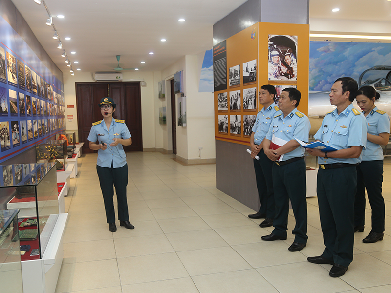 Cục Chính trị kiểm tra công tác chuẩn bị khai mạc Triển lãm chuyên đề “Vì sự nghiệp bảo vệ bầu trời Tổ quốc”