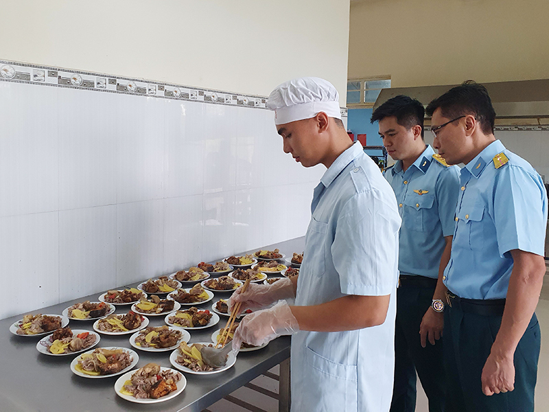 Trung đoàn 940 bảo đảm an toàn vệ sinh thực phẩm trong nuôi dưỡng bộ đội
