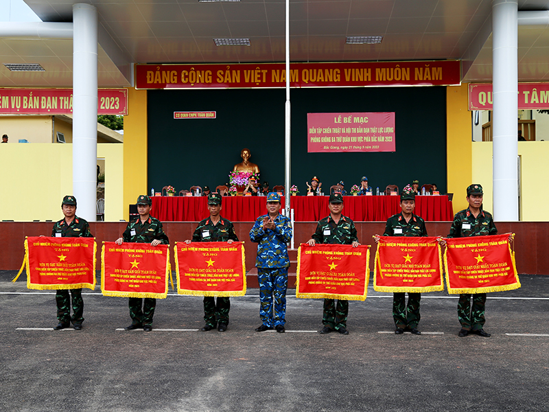 Bế mạc Diễn tập chiến thuật và hội thi bắn đạn thật lực lượng Phòng không ba thứ quân khu vực phía Bắc năm 2023
