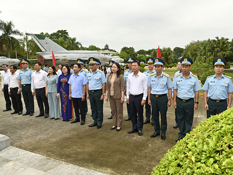 Phó Chủ tịch nước Võ Thị Ánh Xuân thăm và làm việc tại Trung đoàn Không quân 923