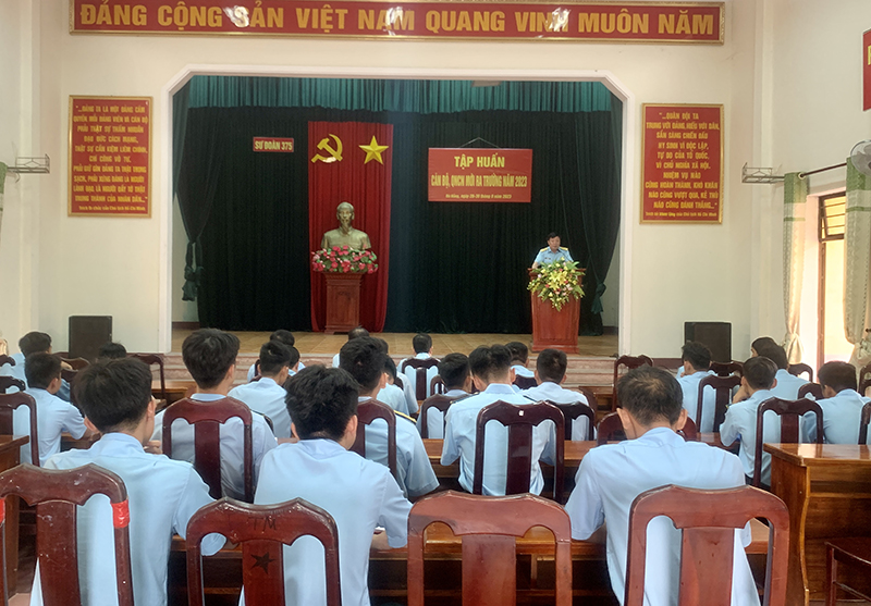 Sư đoàn 375 tập huấn cán bộ, quân nhân chuyên nghiệp mới ra trường năm 2023