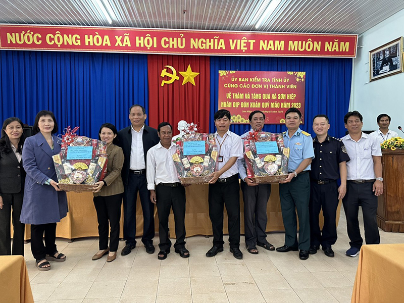 Trường Sĩ quan Không quân thăm, tặng quà gia đình chính sách, người già neo đơn tỉnh Khánh Hoà