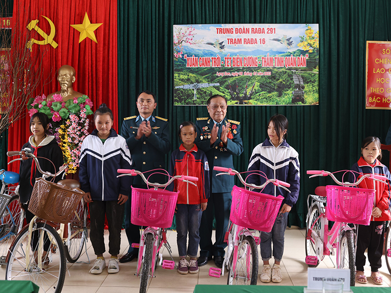 Trung đoàn 291 tổ chức Chương trình “Xuân canh trời - Tết biên cương - Thắm tình quân dân”