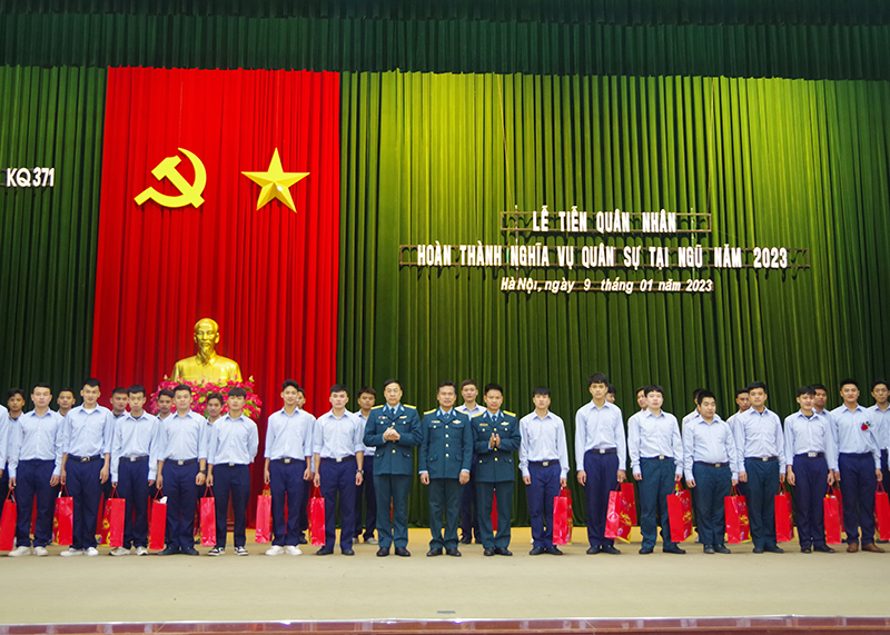 Các đơn vị trong Quân chủng Phòng không - Không quân tổ chức Lễ tiễn quân nhân hoàn thành nghĩa vụ quân sự tại ngũ năm 2023