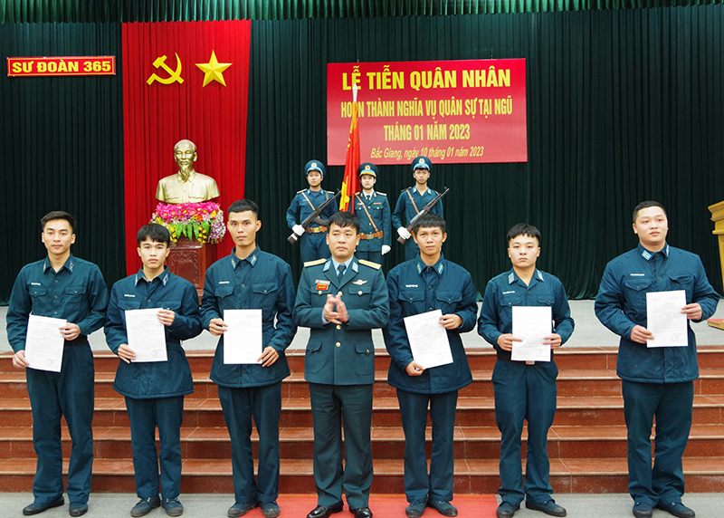 Các đơn vị trong Quân chủng Phòng không - Không quân tổ chức Lễ tiễn quân nhân hoàn thành nghĩa vụ quân sự tại ngũ năm 2023