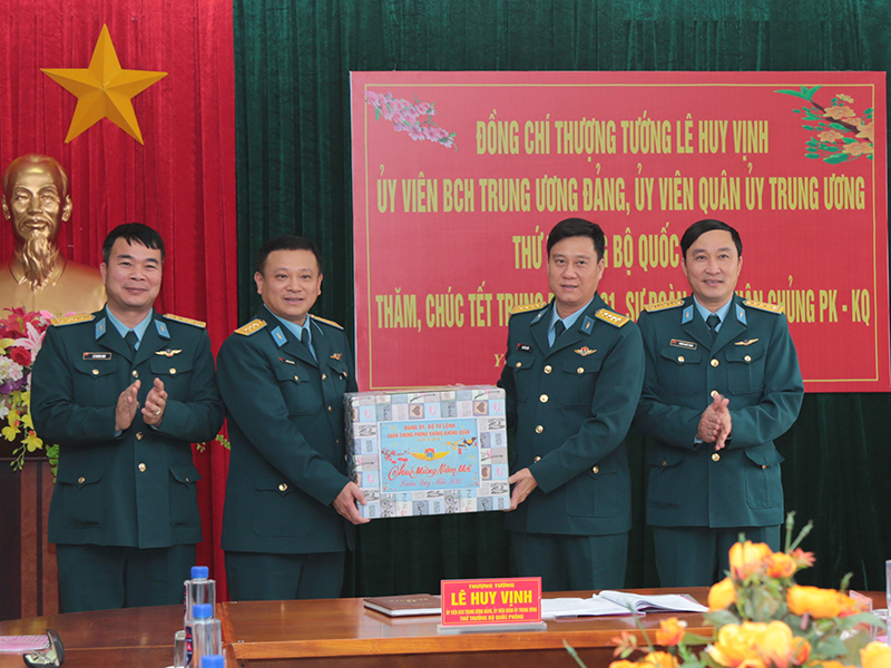 Thượng tướng Lê Huy Vịnh - Thứ trưởng Bộ Quốc phòng thăm, chúc Tết Trung đoàn 921