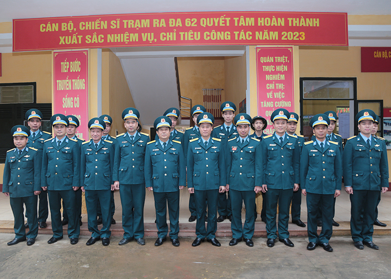Thượng tướng Lê Huy Vịnh - Thứ trưởng Bộ Quốc phòng thăm, chúc Tết Trung đoàn 921