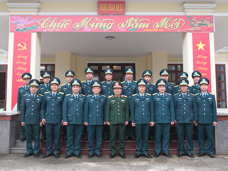 Thượng tướng Lê Huy Vịnh - Thứ trưởng Bộ Quốc phòng thăm, chúc Tết Trung đoàn 921