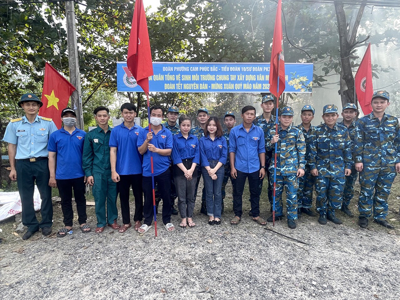 Tuổi trẻ Sư đoàn phối hợp tổng dọn vệ sinh môi trường trên địa bàn đóng quân