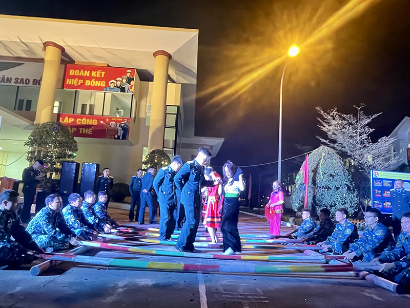 Trung đoàn 921 tổ chức Chương trình “Xuân canh trời, Tết đoàn kết - Thắm tình quân dân” và “Tết trồng cây đời đời nhớ ơn Bác Hồ”
