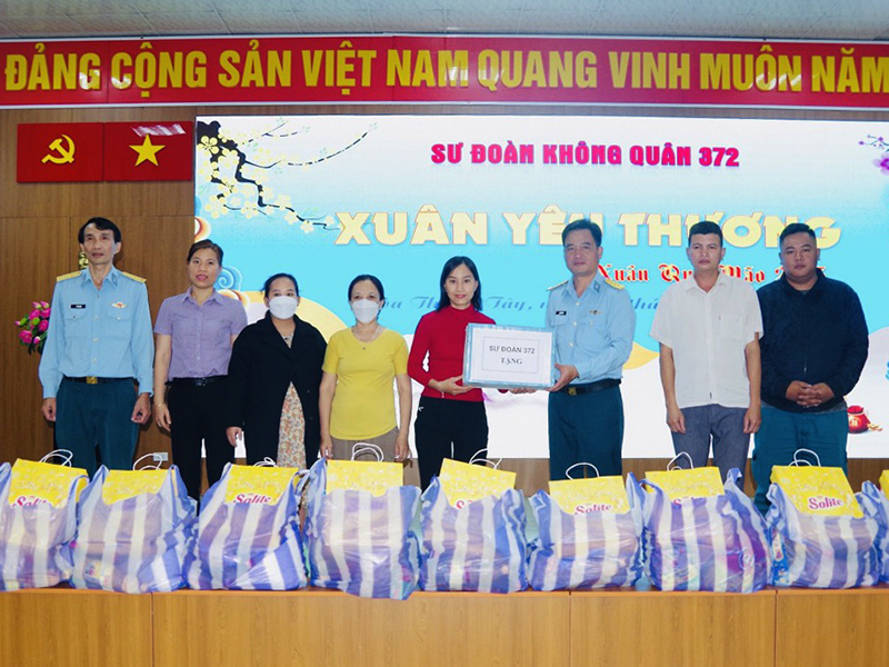Sư đoàn 372 thăm và chúc Tết các gia đình chính sách có hoàn cảnh khó khăn trên địa bàn đóng quân
