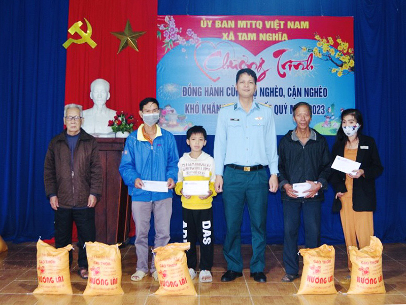 Sư đoàn 372 thăm và chúc Tết các gia đình chính sách có hoàn cảnh khó khăn trên địa bàn đóng quân