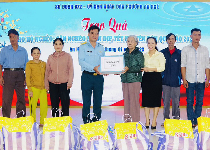Sư đoàn 372 thăm và chúc Tết các gia đình chính sách có hoàn cảnh khó khăn trên địa bàn đóng quân