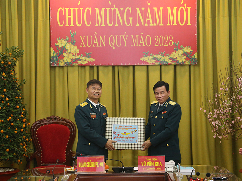 Thủ trưởng Bộ Tư lệnh Quân chủng Phòng không - Không quân kiểm tra nền nếp canh trực sẵn sàng chiến đấu và chúc Tết cán bộ, chiến sĩ các đơn vị