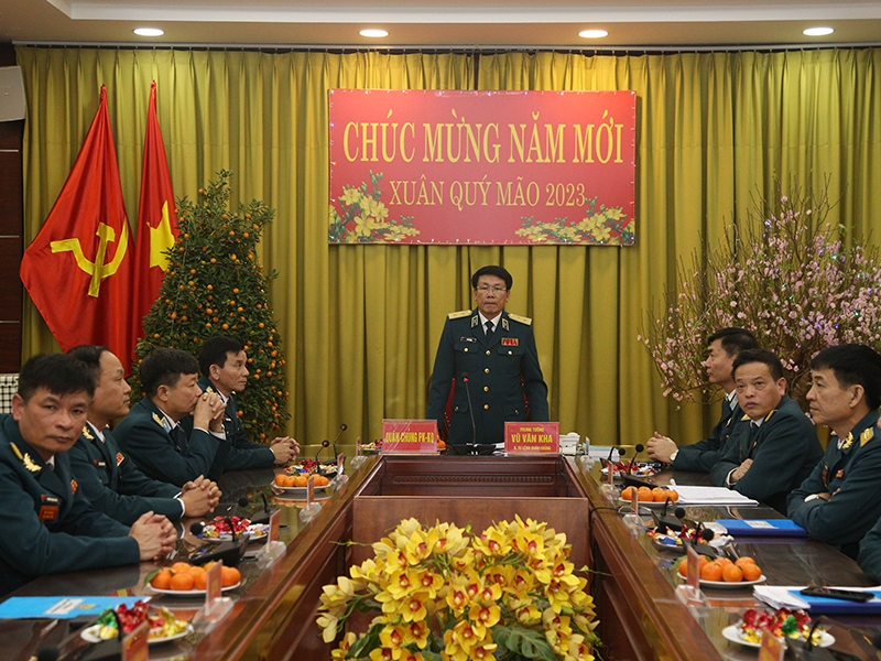 Thủ trưởng Bộ Tư lệnh Quân chủng Phòng không - Không quân kiểm tra nền nếp canh trực sẵn sàng chiến đấu và chúc Tết cán bộ, chiến sĩ các đơn vị