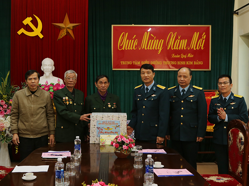 Quân chủng Phòng không - Không quân thăm, tặng quà các trung tâm điều dưỡng thương binh