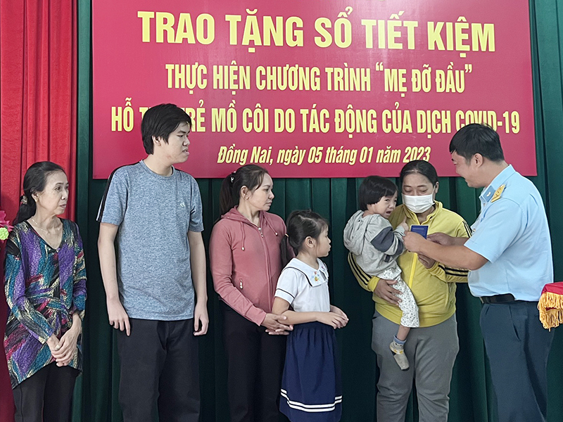 Sư đoàn 370 trao tặng sổ tiết kiệm thực hiện Chương trình “Mẹ đỡ đầu” hỗ trợ trẻ mồ côi do tác động của dịch COVID-19