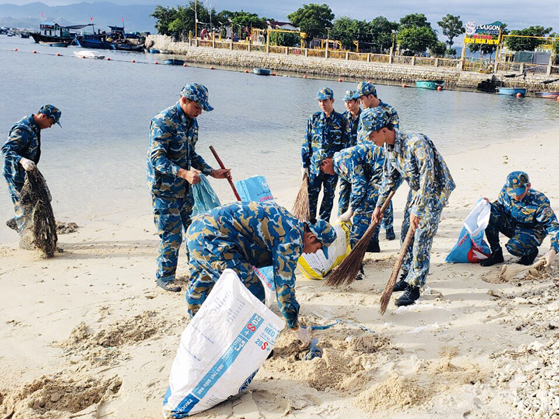 Trung đoàn 274 tham gia Chương trình “Chung tay làm sạch môi trường biển”