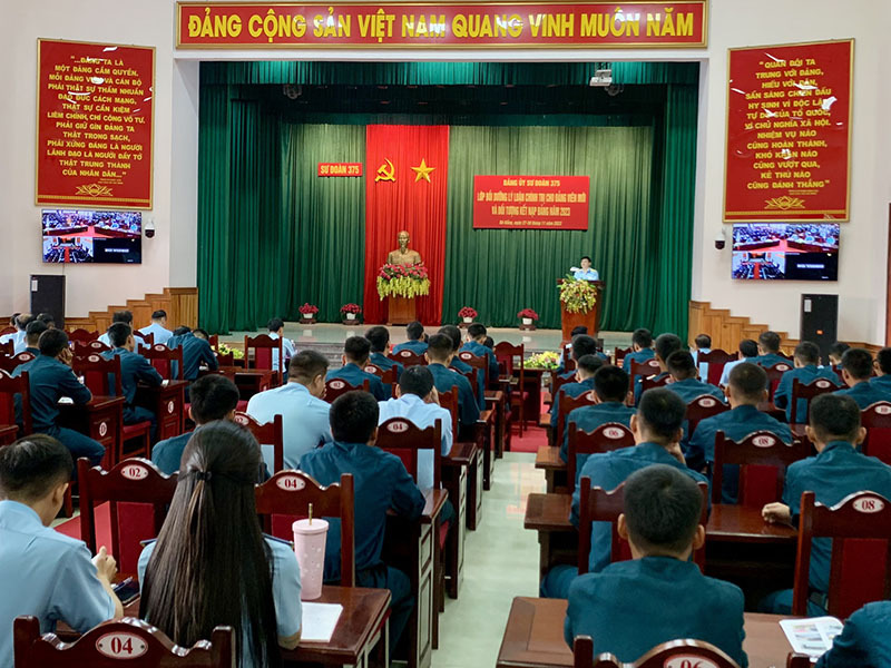 Sư đoàn 375 tổ chức Lớp bồi dưỡng lý luận chính trị cho đảng viên mới và đối tượng kết nạp Đảng năm 2023