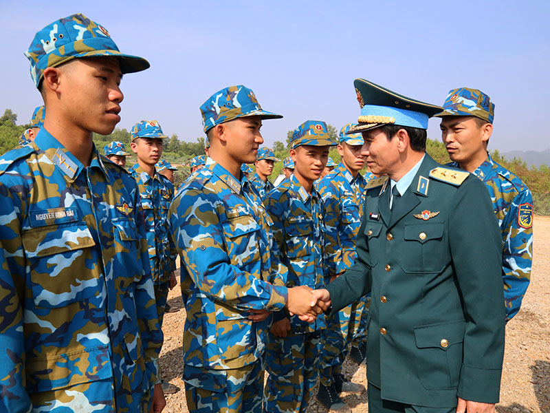 Trung tướng Trần Ngọc Quyến - Chính ủy Quân chủng PK-KQ kiểm tra các đơn vị tham gia Diễn tập “ĐT-23”