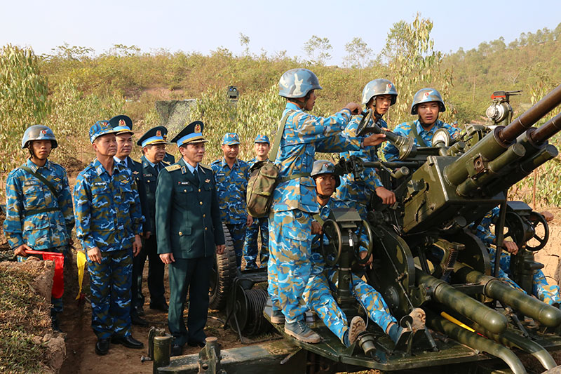 Trung tướng Trần Ngọc Quyến - Chính ủy Quân chủng PK-KQ kiểm tra các đơn vị tham gia Diễn tập “ĐT-23”