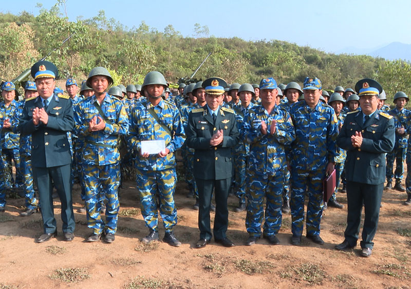 Trung tướng Trần Ngọc Quyến - Chính ủy Quân chủng PK-KQ kiểm tra các đơn vị tham gia Diễn tập “ĐT-23”
