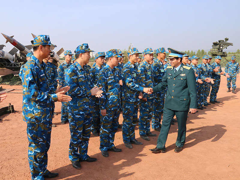 Trung tướng Trần Ngọc Quyến - Chính ủy Quân chủng PK-KQ kiểm tra các đơn vị tham gia Diễn tập “ĐT-23”