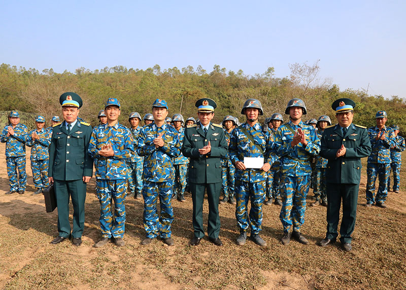 Trung tướng Trần Ngọc Quyến - Chính ủy Quân chủng PK-KQ kiểm tra các đơn vị tham gia Diễn tập “ĐT-23”