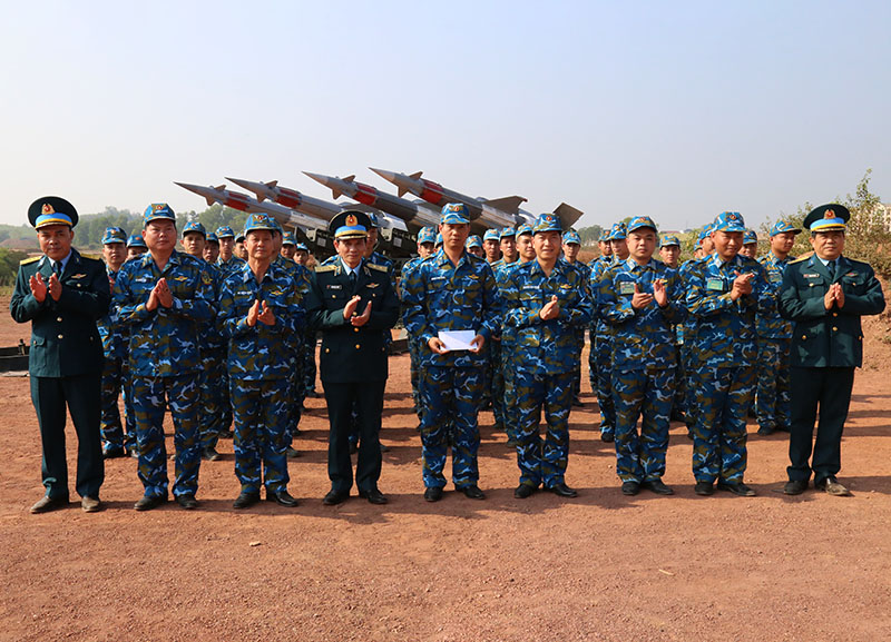 Trung tướng Trần Ngọc Quyến - Chính ủy Quân chủng PK-KQ kiểm tra các đơn vị tham gia Diễn tập “ĐT-23”