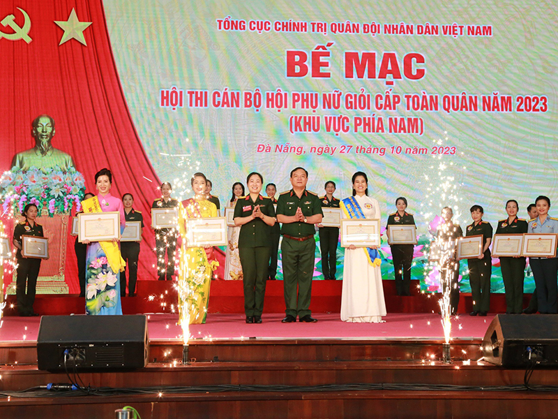 Cán bộ Hội Phụ nữ toàn năng