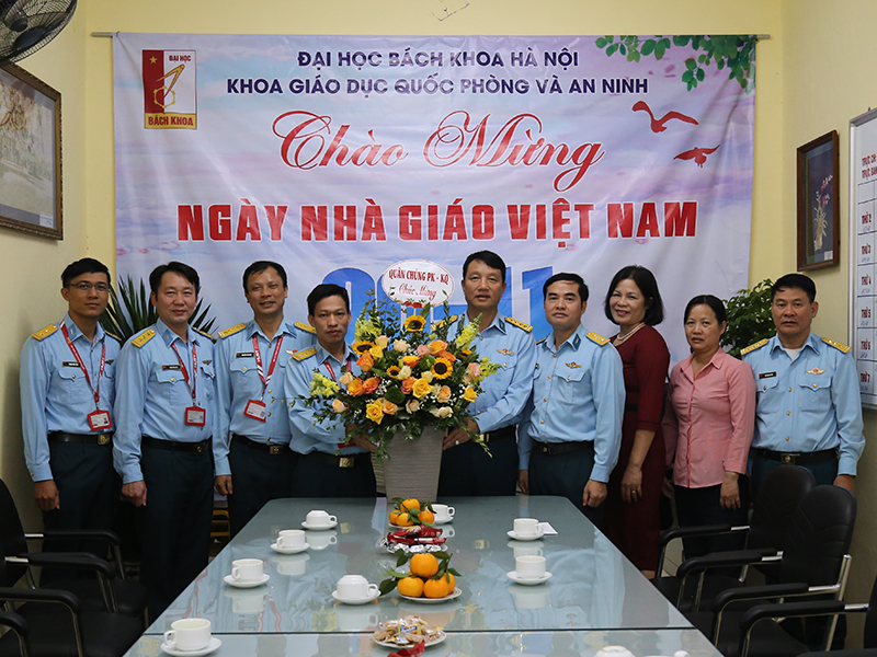 Quân chủng Phòng không - Không quân chúc mừng Đại học Bách khoa Hà Nội và các trường trên địa bàn quận Thanh Xuân, TP Hà Nội