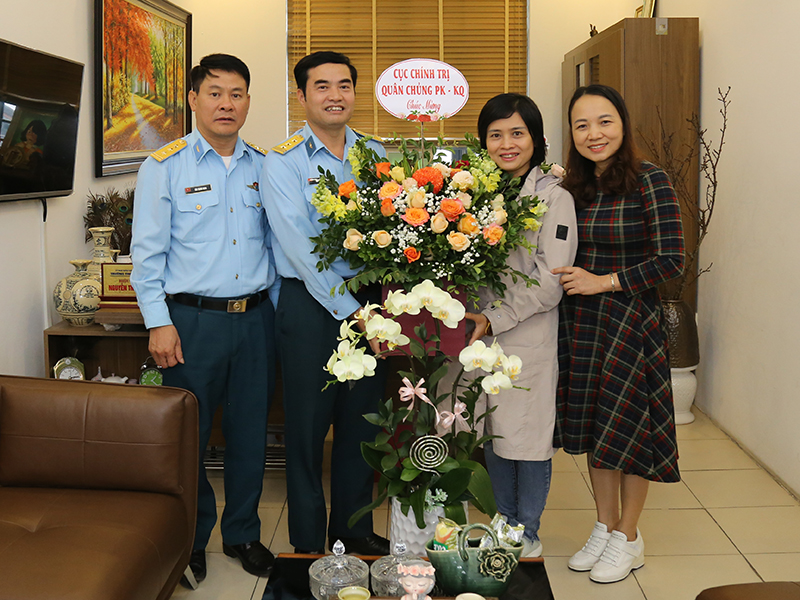 Quân chủng Phòng không - Không quân chúc mừng Đại học Bách khoa Hà Nội và các trường trên địa bàn quận Thanh Xuân, TP Hà Nội