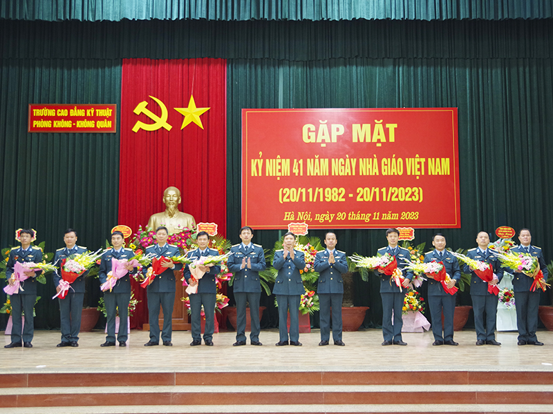 Trường Cao đẳng Kỹ thuật Phòng không - Không quân gặp mặt kỷ niệm Ngày Nhà giáo Việt Nam 20-11