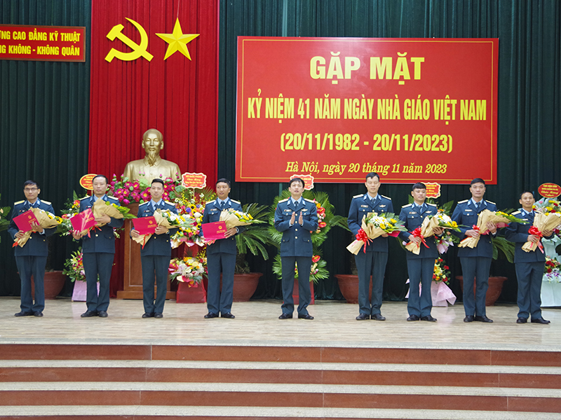 Trường Cao đẳng Kỹ thuật Phòng không - Không quân gặp mặt kỷ niệm Ngày Nhà giáo Việt Nam 20-11