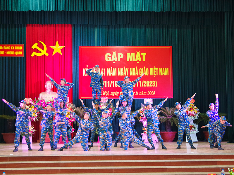 Trường Cao đẳng Kỹ thuật Phòng không - Không quân gặp mặt kỷ niệm Ngày Nhà giáo Việt Nam 20-11