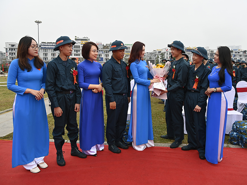 Rộn ràng ngày hội tòng quân