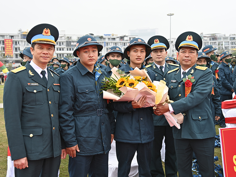 Rộn ràng ngày hội tòng quân