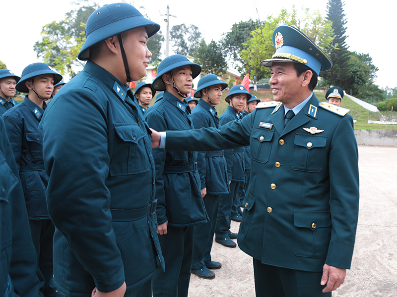 Quân chủng Phòng không - Không quân kiểm tra công tác tiếp nhận và chuẩn bị huấn luyện chiến sĩ mới tại Sư đoàn 361 và Sư đoàn 365